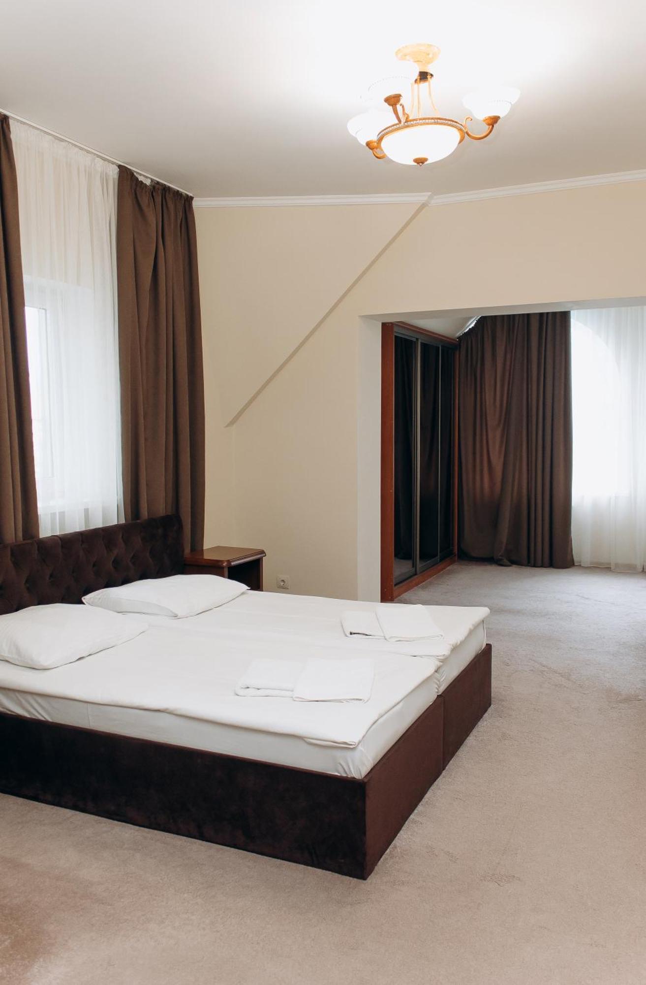 Eduard Hotel Ujhorod Exterior foto