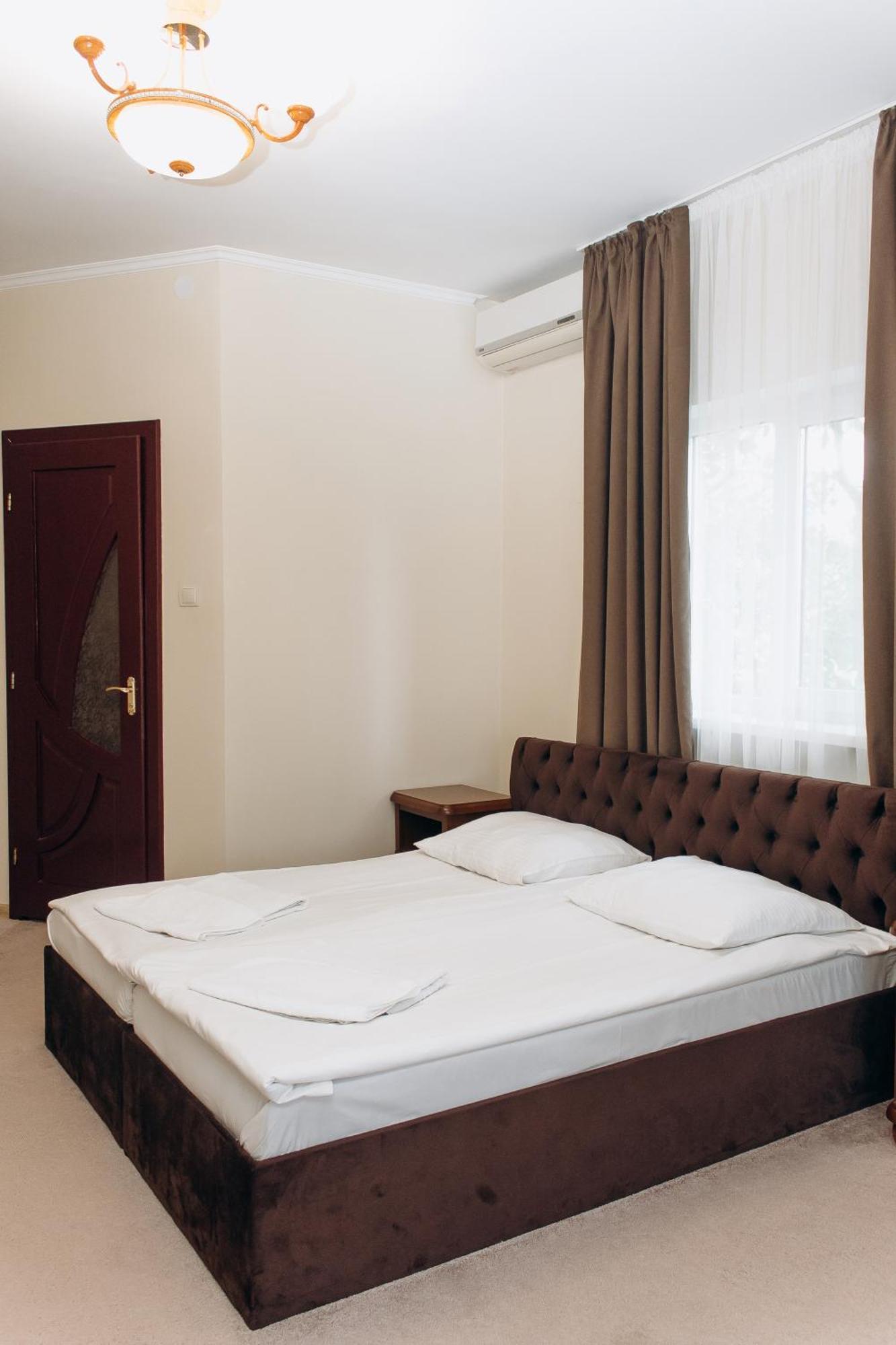 Eduard Hotel Ujhorod Exterior foto
