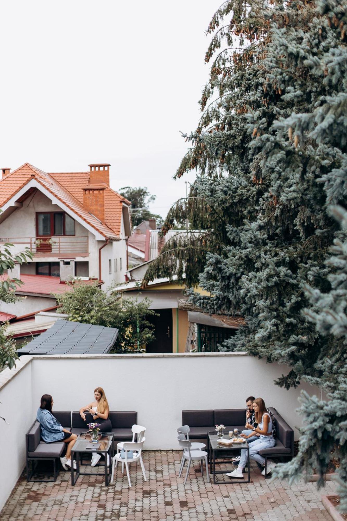 Eduard Hotel Ujhorod Exterior foto