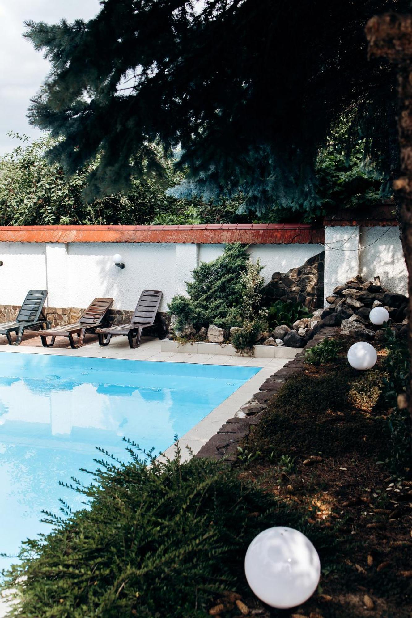 Eduard Hotel Ujhorod Exterior foto